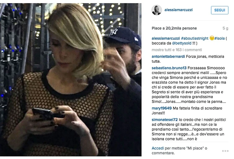 Alessia Marcuzzi Insultata Hai Le Gambe Storte Ecco La Sua Replica