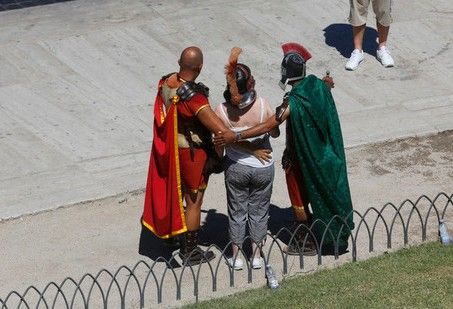 Centurioni sotto accusa a Roma molestano le turiste