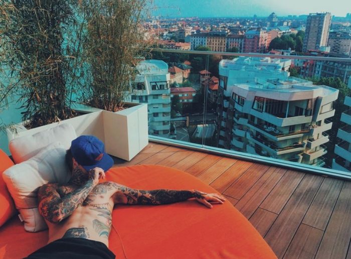 Fedez lattico di lusso ostentato sul Web e londata di insulti social