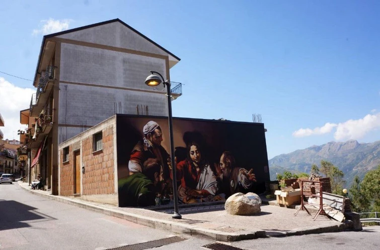 Caravaggio sui muri le straordinarie opere dello street artist Andrea Ravo Mattoni