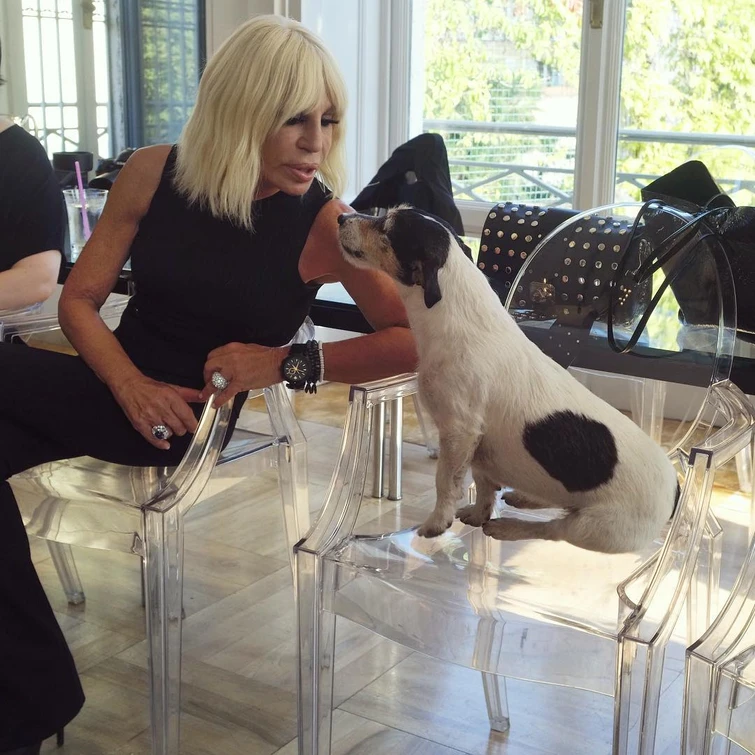 Donatella Versace racconta le notti brave con Naomi e Kate