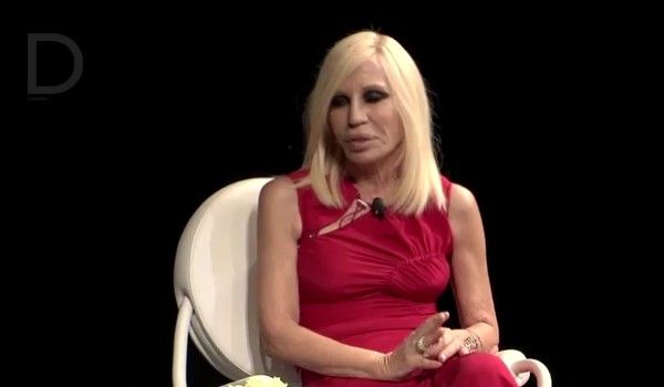 Donatella Versace racconta le notti brave con Naomi e Kate