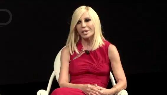 Donatella Versace racconta le notti brave con Naomi e Kate