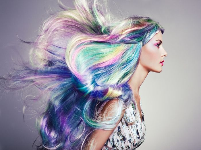  il momento della donna unicorno coi capelli multicolore