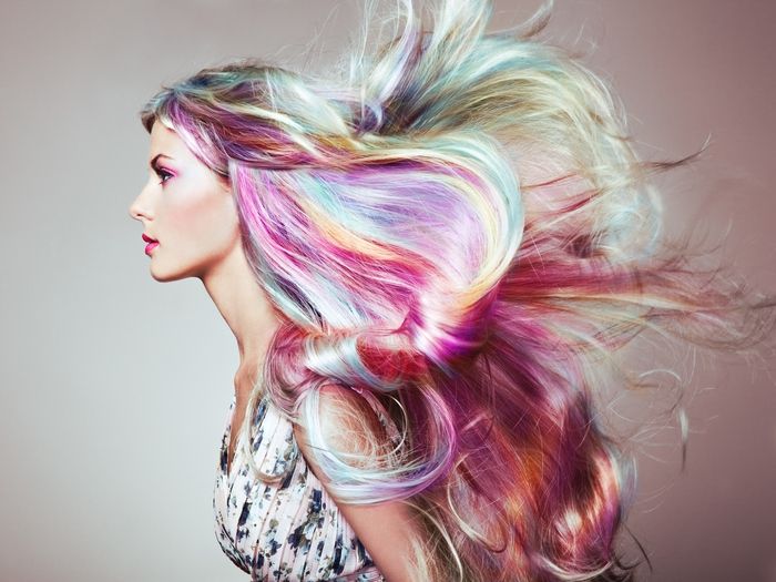  il momento della donna unicorno coi capelli multicolore