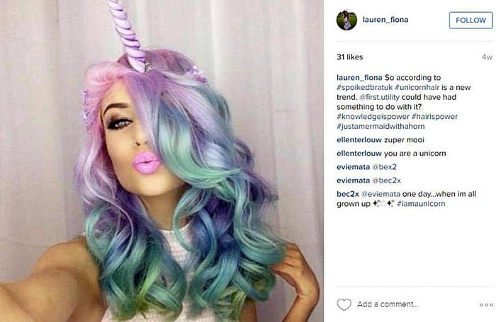  il momento della donna unicorno coi capelli multicolore