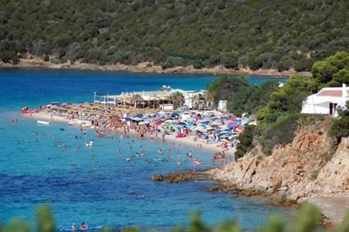 La spiaggia di Tuerredda in Sardegna ridotta a letamaio le foto shock