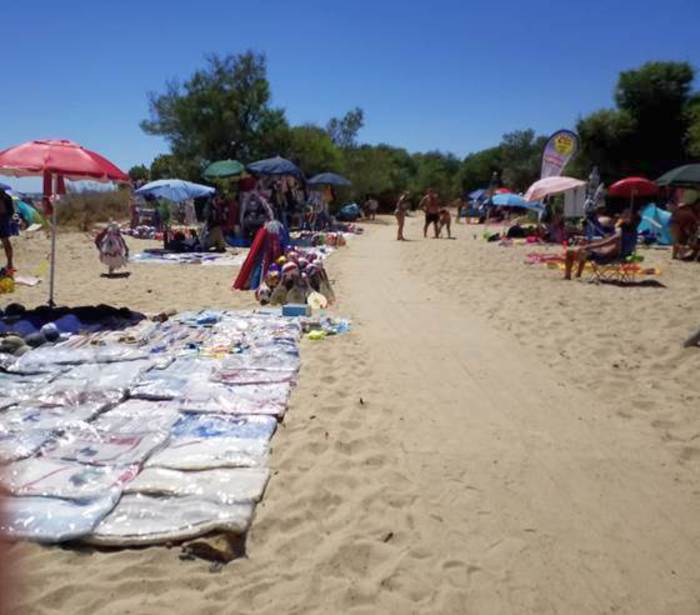 La spiaggia di Tuerredda in Sardegna ridotta a letamaio le foto shock