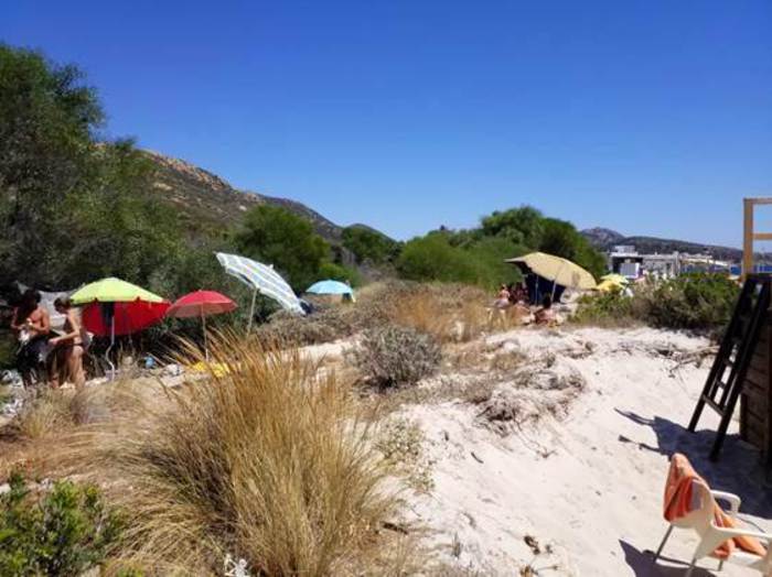 La spiaggia di Tuerredda in Sardegna ridotta a letamaio le foto shock