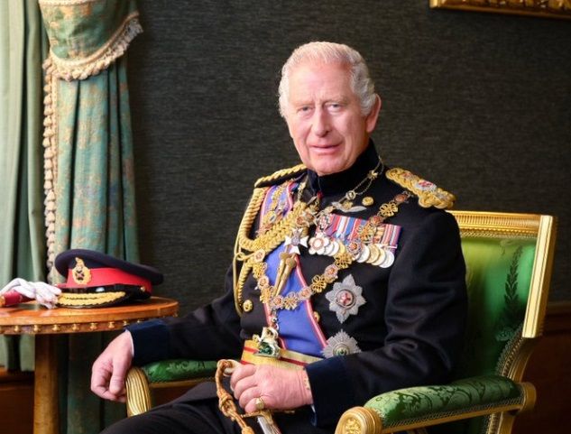 Re Carlo batte cassa la cifra assurda chiesta ai turisti per tè e pasticcini nella dimora dove è morta Elisabetta II