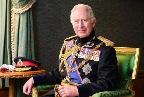 Re Carlo batte cassa la cifra assurda chiesta ai turisti per tè e pasticcini nella dimora dove è morta Elisabetta II