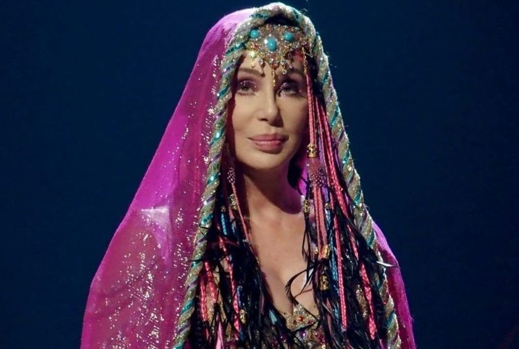 Cher compie 75 anni tutte le curiosità sulla pop star dalleterna bellezza