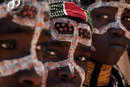 Ritratti di popoli indigeni nel calendario 2018 di Survival International