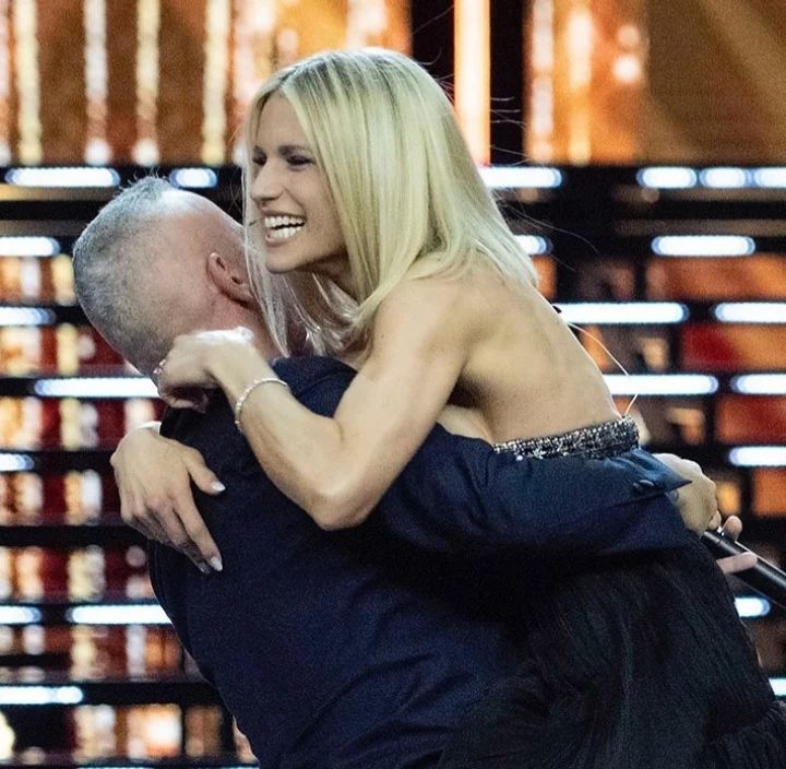 Eros Ramazzotti prima i baci poi la dedica inspettata a Michelle Hunziker