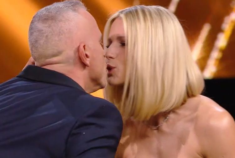 Eros Ramazzotti prima i baci poi la dedica inspettata a Michelle Hunziker