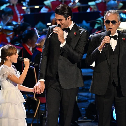 Per la prima volta i Bocelli cantano per i reali inglesi Lomaggio a Elisabetta