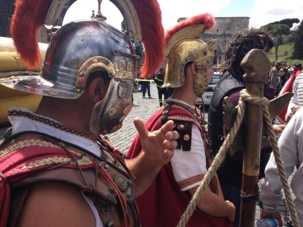 Centurioni sotto accusa a Roma molestano le turiste