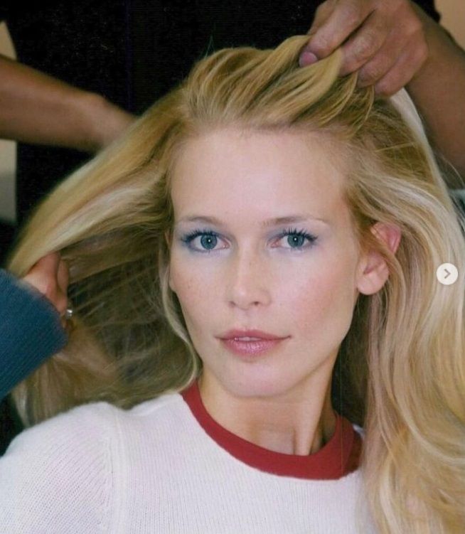 Aveva detto addio alla moda Claudia Schiffer a 54 anni torna a posare ed è una meraviglia