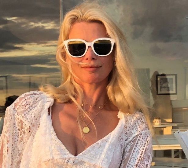 Aveva detto addio alla moda Claudia Schiffer a 54 anni torna a posare ed è una meraviglia