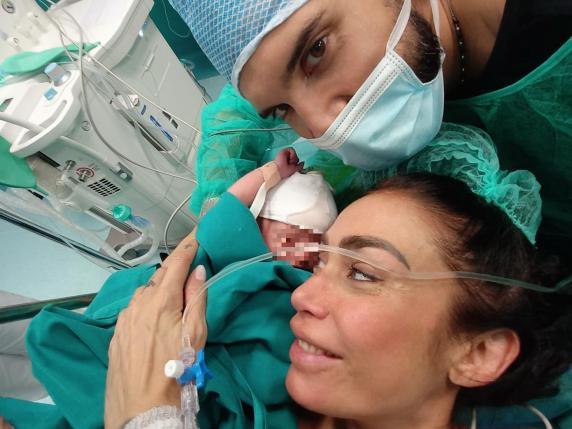 Nello stesso giorno scopre di essere incinta e di avere un cancro: la storia della mamma che muore dopo la rinuncia alle cure