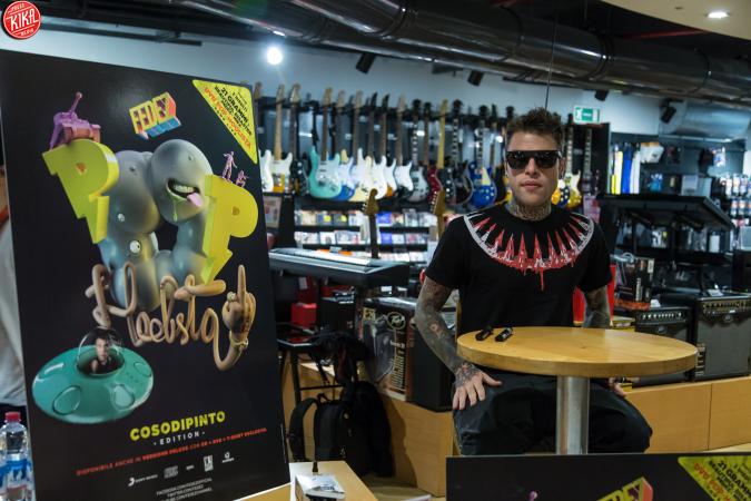 Fedez lattico di lusso ostentato sul Web e londata di insulti social