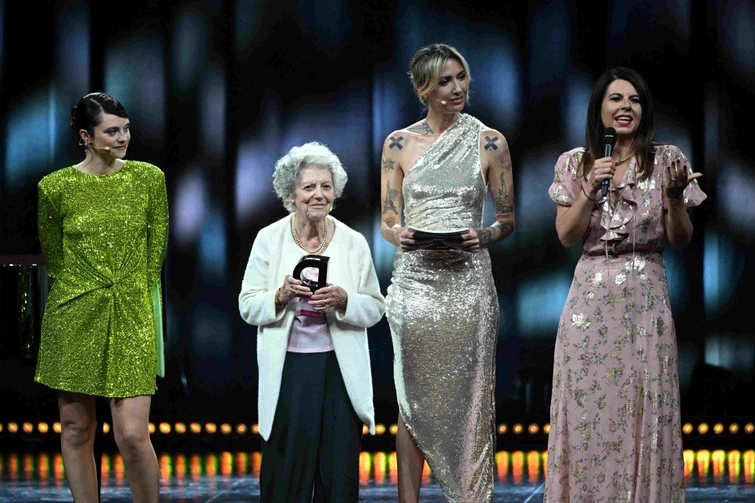 Paola Cortellesi vince i Diversity Awards in nome di nonne e bisnonne che venivano considerate nullità Il premio a Geppi Cucciari
