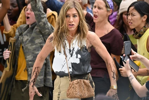 Jennifer Aniston e quella secchiata di vernice che diventa virale ecco cosa è accaduto