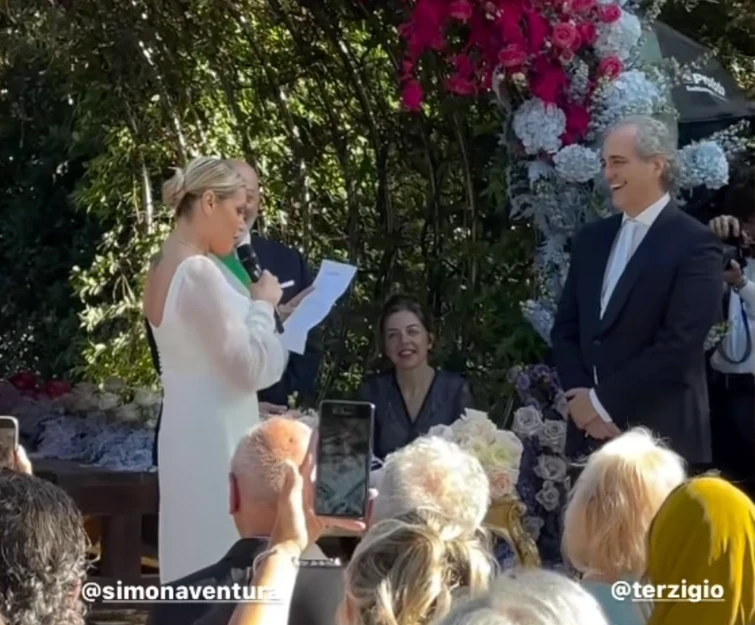 Simona Ventura il matrimonio da favola Ed è guerra del bouquet con Valeria Marini Me lo avete distrutto