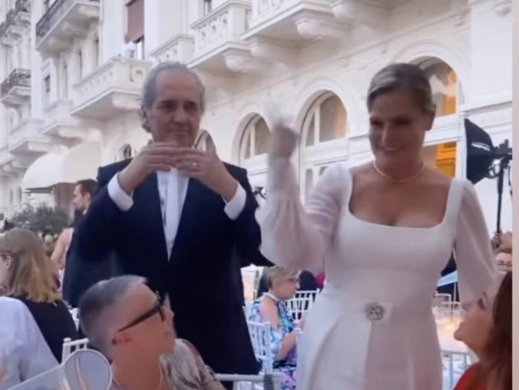 Simona Ventura il matrimonio da favola Ed è guerra del bouquet con Valeria Marini Me lo avete distrutto