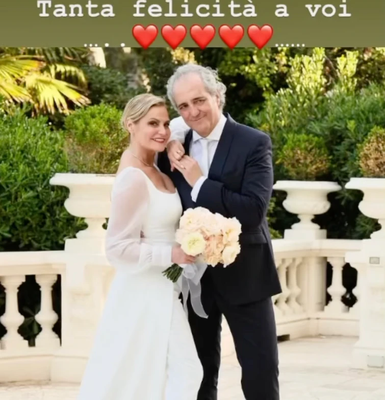 Simona Ventura il matrimonio da favola Ed è guerra del bouquet con Valeria Marini Me lo avete distrutto