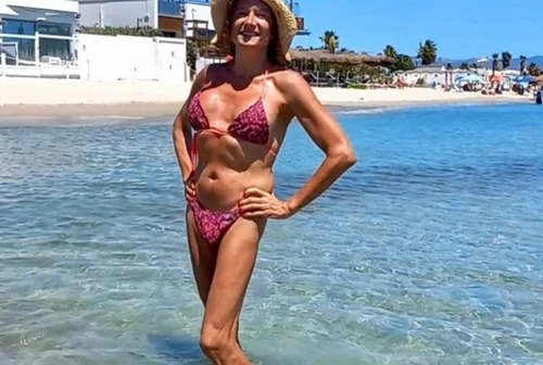 Luxuria in bikini in Sardegna ricoperta da insulti Lei si fa una risata Fatevi una vita frustrati
