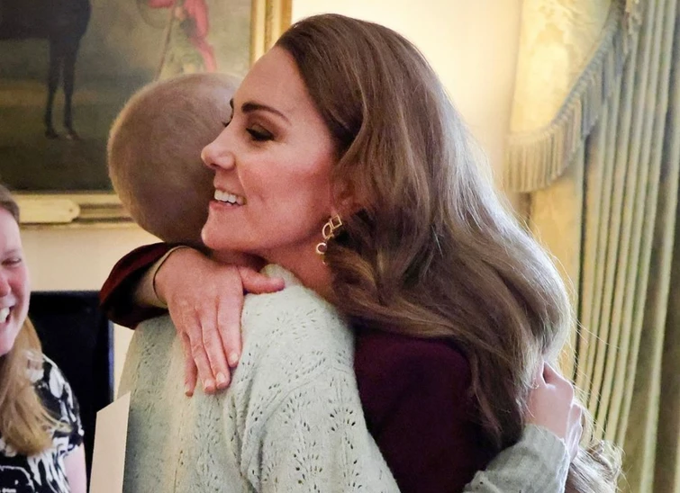 Labbraccio che commuove il mondo Kate Middleton e la giovanissima malata di cancro La lista dei desideri