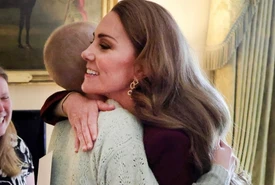 Labbraccio che commuove il mondo Kate Middleton e la giovanissima malata di cancro La lista dei desideri