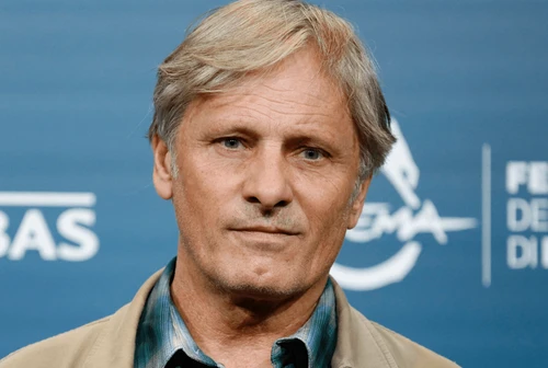 Ovazione per Viggo Mortensen che vendica la madre con un western femminista e si commuove fino alle lacrime