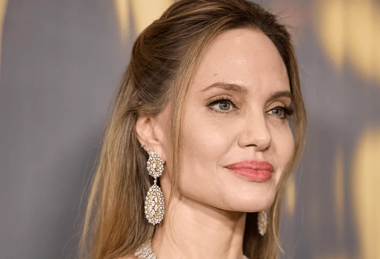 Angelina Jolie sul red carpet con il figlio Knox Segni particolari è identico al padre Brad Pitt 