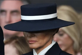 Melania Trump il cappelloscudo e il lookcorazza al giuramento di Donald il messaggio celato tra i vestiti