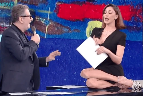 Belen manda in tilt Fazio e sale sulla scrivania La battuta sulla farfallina