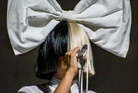 Sia la cantante australiana che nascondeva il volto ora si fa vedere con nuovo lifting