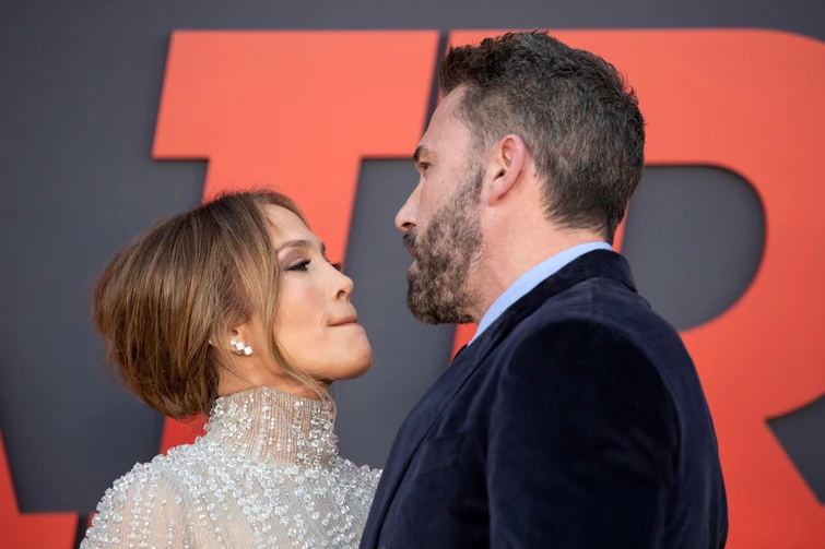 Ma quale crisi JLo e Ben Affleck più innamorati che mai baci e carezze sul red carpet