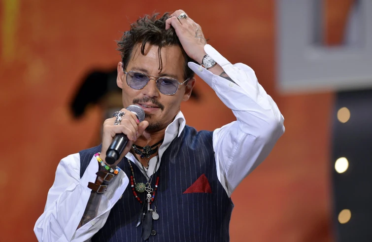 Johnny Depp di nuovo innamorato ecco chi è lestetista che ha studiato da spia russa con cui è stato avvistato 