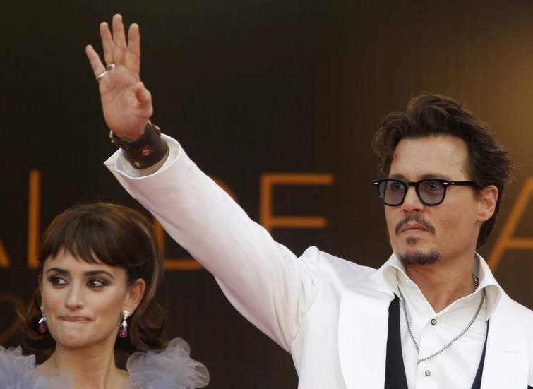 Johnny Depp di nuovo innamorato ecco chi è lestetista che ha studiato da spia russa con cui è stato avvistato 