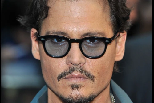 Johnny Depp di nuovo innamorato ecco chi è lestetista che ha studiato da spia russa con cui è stato avvistato 