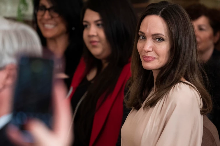 Angelina Jolie colpo di scena la proposta indecente che fa a Brad Pitt sul divorzio