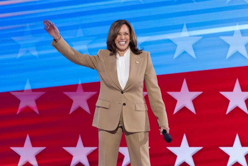 Kamala Harris nulla viene lasciato al caso qual è il look da aspirante presidente Usa Con un gesto ribelle