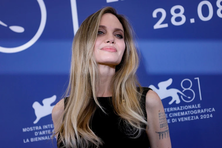 Angelina Jolie diventa bionda e seduce tutti a Venezia larrivo spettacolare