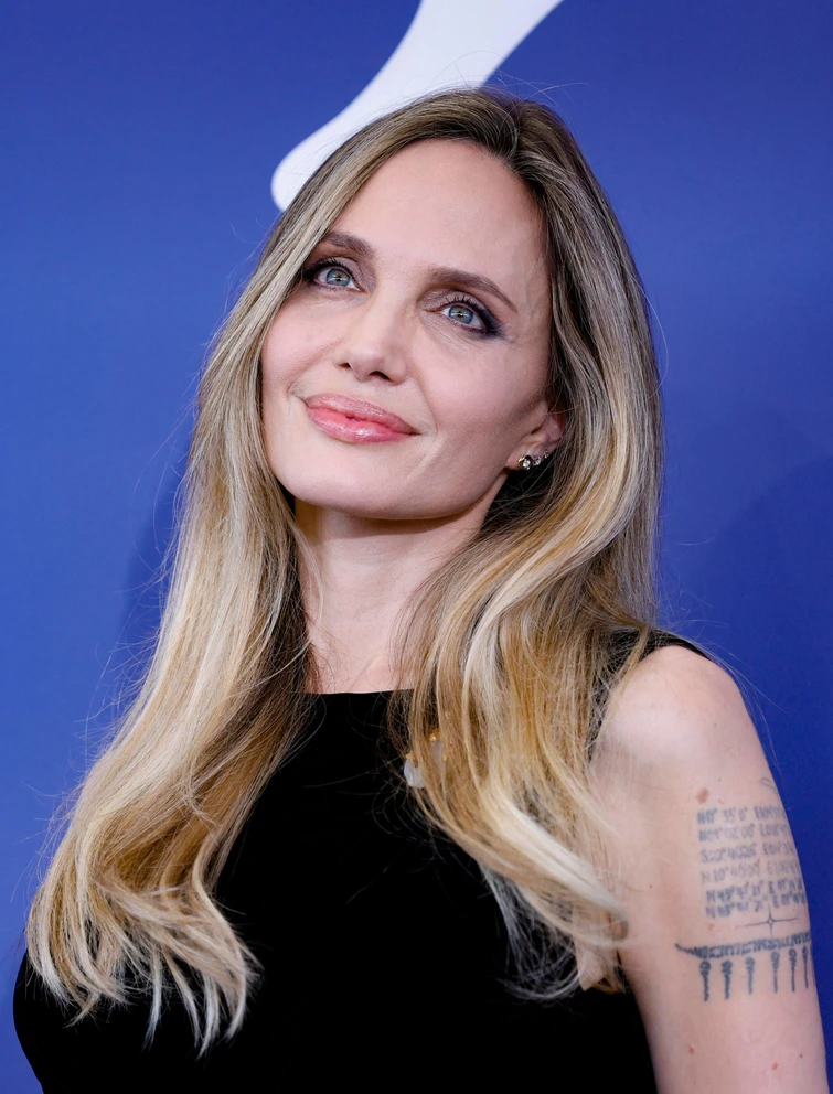 Angelina Jolie scoppia a piangere dopo i 10 minuti di applausi così ha sedotto Venezia