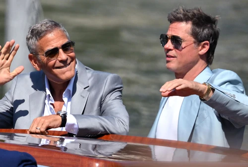 Clooney e Brad Pitt mandano in delirio Venezia E si prendono in giro sulletà