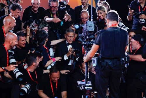 Brad Pitt e George Clooney le foto più belle di una giornata da ricordare