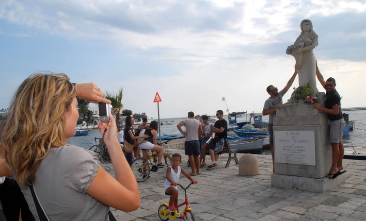 Manuela Arcuri la bellezza e le polemiche La verità sulla mia statua che ha scatenato lira delle mogli dei pescatori