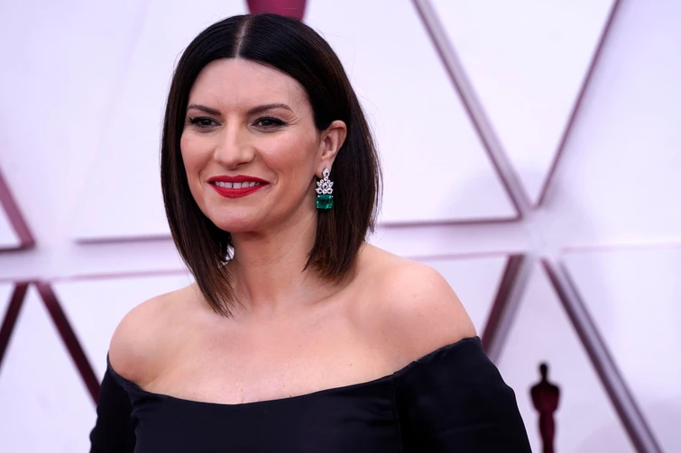 Laura Pausini irriconoscibile ecco perché ho deciso di diventare bionda